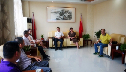 卓逸鋁業(yè)公司總經(jīng)理慰問鳳鳴天女小學(xué)教師